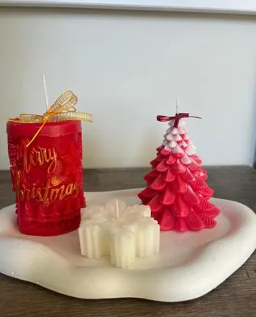 Vela roja Merry Christmas, árbol rojo y copo de nieve