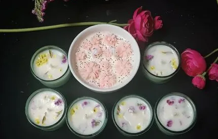 Velas en recipiente con flores secas