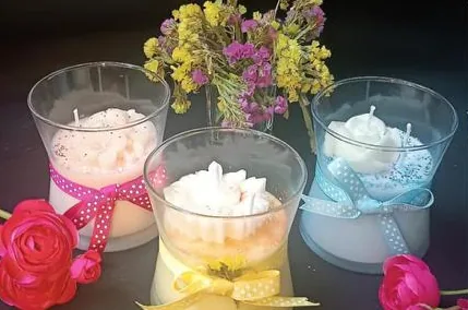 Velas en vaso con moños de colores