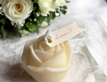 Vela con forma de rosa con etiqueta personalizada