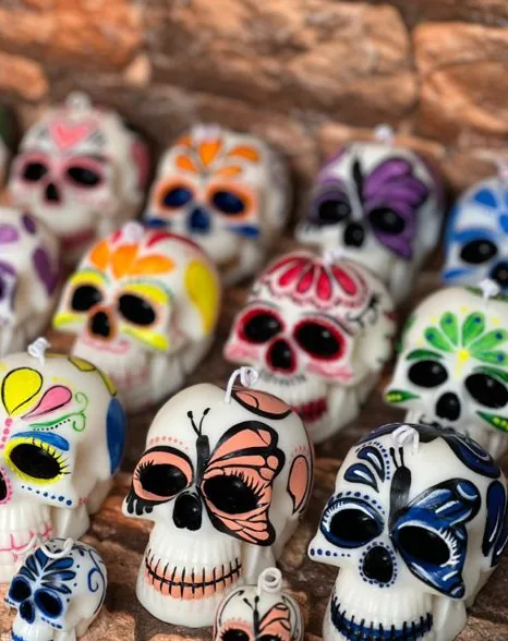 Velas de calavera decoradas a mano